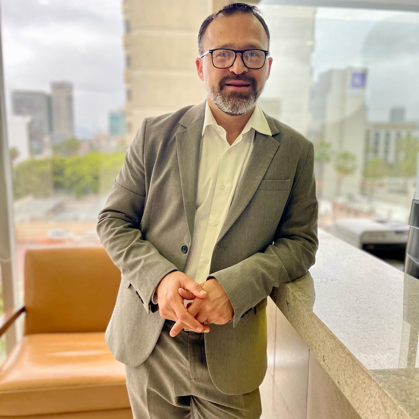 Dr. Marcos Casta&ntilde;eda, professional portrait in the partner clinic