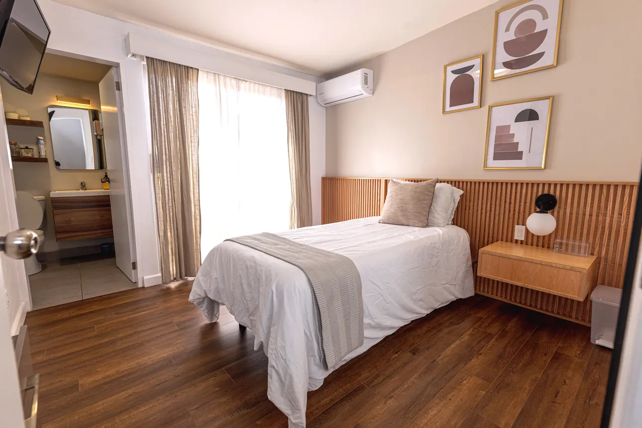 Private recovery room with adjustable bed, en-suite bathroom and air conditioning